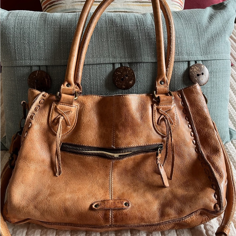 Beautiful tan leather bag. Measurements:L12 X D5 X W18.